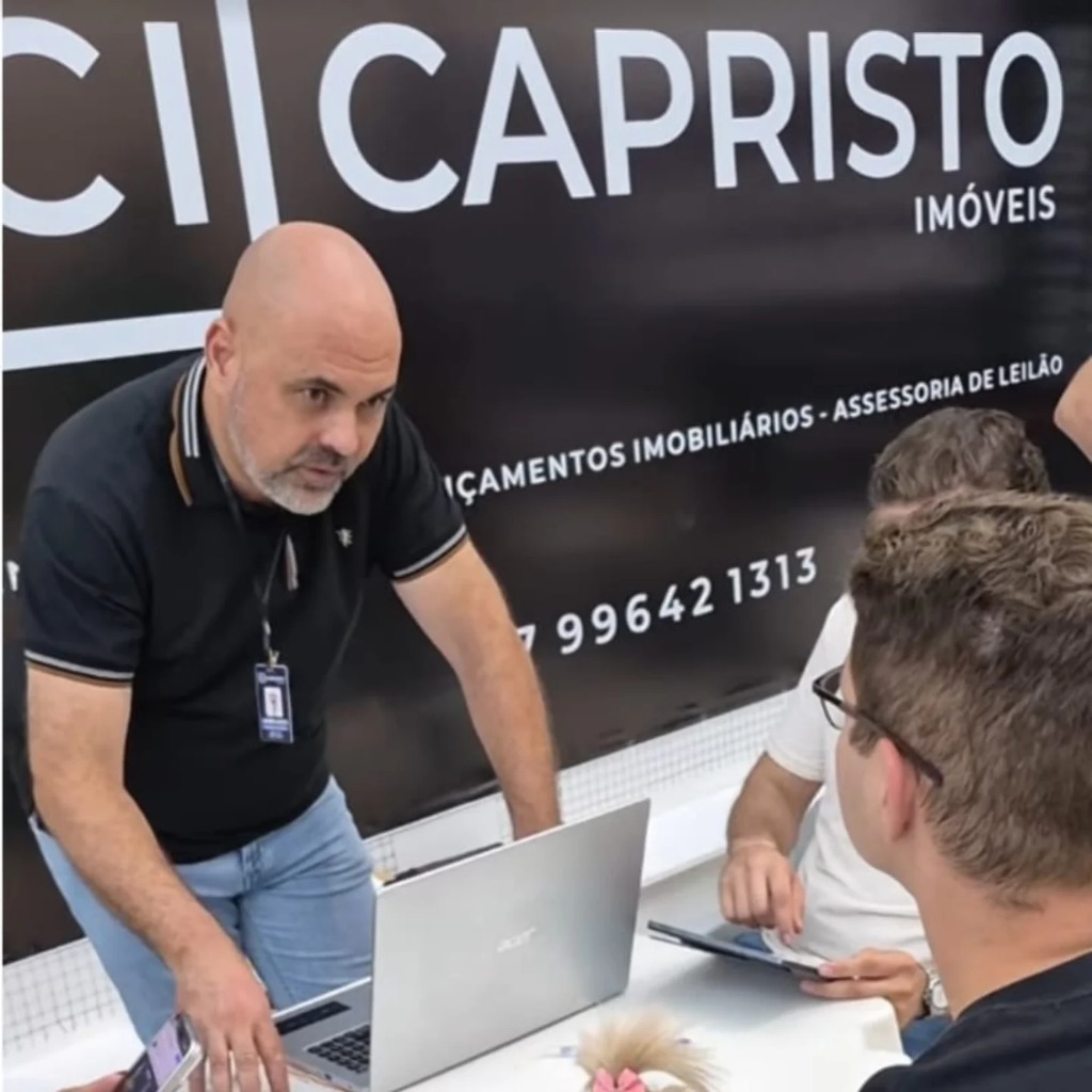 Leandro Capristo realizando atendimento imobiliário presencial em Catanduva SP